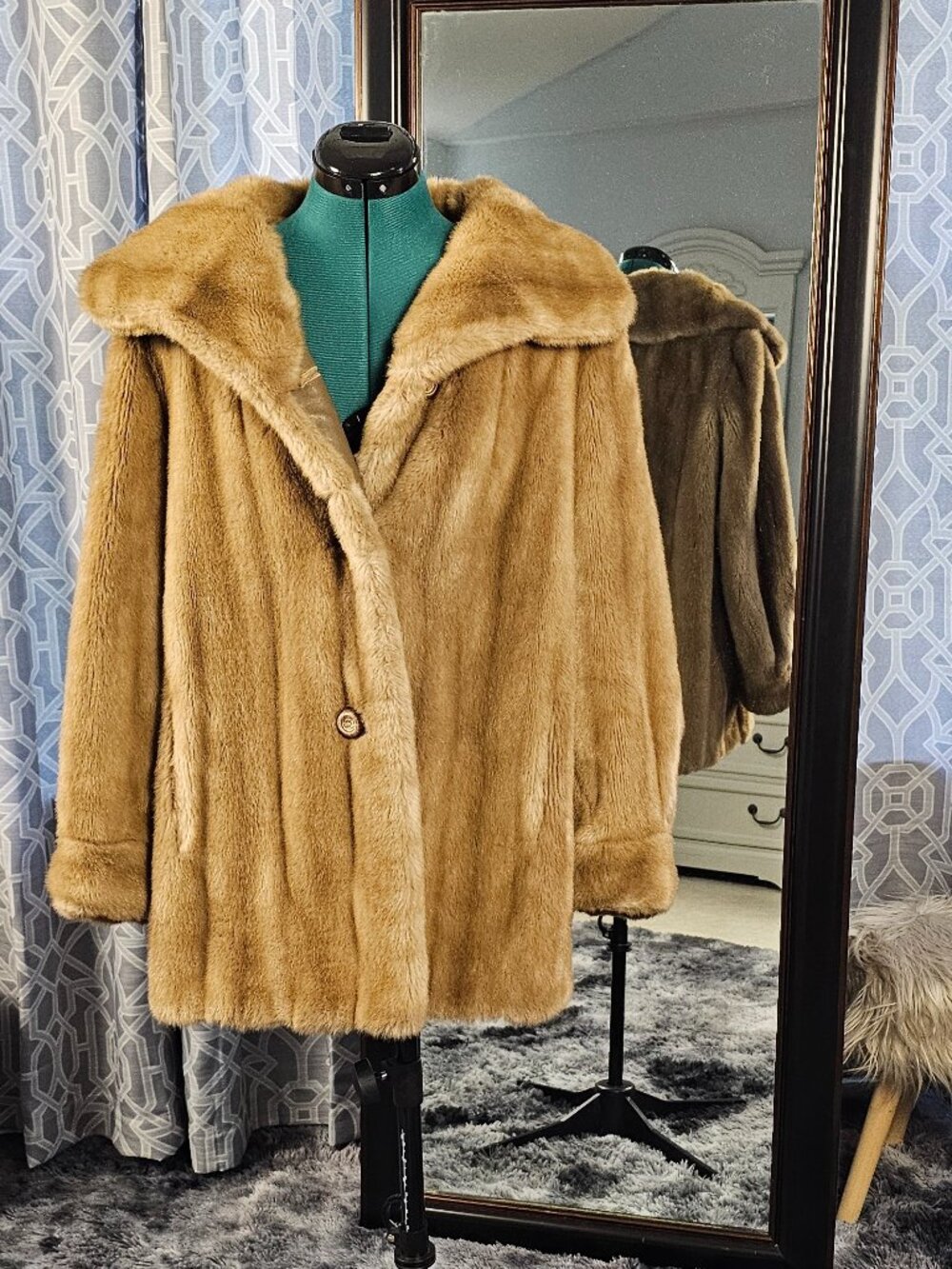 Sportowne Faux Fur Coat Tan Mid Length ILGWU Size 14 (Fits S/M), Vintage 1970s